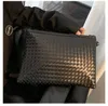 Designer handväska väv kopplingspåsar man kuvert väska lyxig handledspåse casual mode flera fickor inuti dold blixtlåsficka hbp