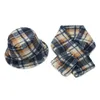 Ny vinter Panama British Style Outdoor Lamb Warm Thinken Fluffy Green Tartan Plaid Bucket Kepsar Scarf Set för män Kvinnor