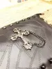 Tasarımcı Omuz Çantaları Lüks Messenger Çanta Erkekler için Moda Yumuşak Deri Debriyaj Metal Çapraz Zarf Çanta Punk Elemanları Giyilebilir Perçin Ayarlanabilir Kayış Uzunluğu HBP