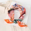 Kvadratisk Silk Scarf Kontrastfärg Tryck Sjal och Wraps Kvinna Kerchief Mode Bandanas Kvinnor Tillbehör