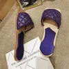2021 Modedesigners senaste kvinnors tofflor Sandaler Lädermaterial Åtta färger att välja mellan Anpassad logo Flat Bottom Comfortably Luxury 35-41
