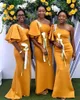 Abiti da damigella d'onore a sirena nigeriana africana 2021 Abito da damigella d'onore in oro giallo con una spalla all'aperto da spiaggia, abito da festa per invitati a un matrimonio