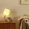 Arte nordica Lampada da tavolo a LED a forma di robot in legno Lampada da comodino moderna per soggiorno camera da letto Lampada da scrivania semplice per decorazioni da studio E14