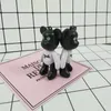 Llavero de resina Figura de acción de oso blanco y negro de plástico Accesorios de dibujos animados pequeños regalos