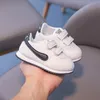 Baby Boy Skor för 1 år gammal Mjuk botten Småbarn Skor Girl Stripe Newborn Krokögla Platt Sneakers Spädbarn Höst Skor 210315