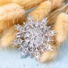 Luxe sneeuwvlok broche gouden bloem zirkonia sieraden parel pins voor vrouwen winter thema accessoires bruiloft jas sjaal hoed geschenken