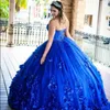 2023 Sexig prinsessa quinceanera bollklänning klänningar 3d blommor blommor kungblå älskling spetsapplikationer kristallpärlor 16 långa puffy tyll plus size party prom klänningar