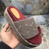 Mode Brown Flip Flops Stora Små Letters Kvinnor Wedge Sandals Lady Slides