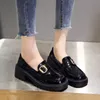 Sapatos Mulher 2022 Estilo Britânico Boca rasa Mocassins com Pele Casual Sneakers Feminino Cadeia De Metal Rodada Toe Toe Platform Oxford