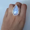 Obrączki ślubne Klasyka Duży Moonstone Dla Kobiet Hyperbole Vintage Ring Water Drop White Stone Female Moda Biżuteria Hurtownie