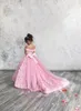 Flickans klänningar 2022 Pink Flower Girl For Wedding Off Shoulder Lace Floral Tiersed kjolar Girls Pageant Dress A Line Kids Birthday Clows