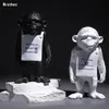 Arsthec Banksy Monkey Gorilla Resin Staty Skulptur Street Art Craft Desk Figurines för inredning Heminredning Tillbehör 211105