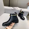 Luxo Designer Womens Half Boots Sapatos de Inverno Chunky Med Heels Liso Praça dedos sapato sapato Rainboots Zip Mulheres Mid Bezerro Vestuário Resistente Resistente Bota A889