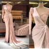 2021 Blush Rosa Arabiska Prom Klänningar Mermaid One Shoulder Illusion Lace Appliques Crystal Beading Side Split Formal Evening Gowns Party Dress Långärmad