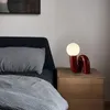 Nordic Rote LED Tisch Lampe Moderne Harz Glas Ball Licht Schlafzimmer Mädchen Zimmer Dekorative Studie Schreibtisch Beleuchtung