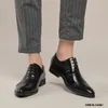 白いレースアップブラウレッグの靴男性のカジュアルなローファーズビジネスフォーマルドレスZapatos Zapatos Zapatos Hombre