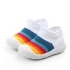 Menino bebê menina macio sola berço sapatos infantil arco-íris antiderrapante sapatos de esportes respiráveis ​​voando tecido 210317