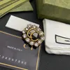 2021 moda europeia e americana broche de carta de diamante temperamento tendência casaco terno acessórios feminino alta qualidade entrega rápida