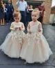 2021 Fashion A Line Abiti da ragazza di fiori per abiti da festa di nozze Piano Lunghezza Fiocco Pizzo Tulle Manica lunga Perline Tiered 3D Appliques floreali Abito da prima comunione