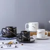 vita kaffekoppar och fat