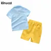 Kimocat Newborn Summer Risvolti Stampati Cartoon Letter Set Baby Boy Abbigliamento Abbigliamento sportivo Polo + Pantaloni da spiaggia Abbigliamento per ragazzi Set G1023