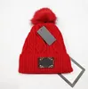 Gorro por atacado New Winter Baps Hats Mulheres Bonnet Espalhar os gorros com pompoms de pêlo de raccoon pompoms acolhedores