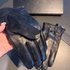 2021 Высококачественные перчатки из овчины Классические аппаратные перчатки с логотипом Luxurys Designers Fashion Personality Glove Men Solid Color Simplicity Gloves