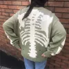 Herrtröjor tröjor hiphop överdimensionerad tröja grön lös skelett bentryck kvinnors kvalitet hög gata skada hål vintage knitte