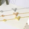 Ensembles de bijoux de Style européen et américain pour femmes, en acier titane gravé, initiales en V, breloque essentielle, lettre en V, collier, Bracelet, boucles d'oreilles