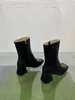 Designer Kvinnors högklackade stövlar, varma och moderna skor på vintern, lädermaterial, komplett paket, storlek 34-42