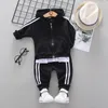 Kläduppsättningar födda barnkläder Baby Boys Costume Letter Tracksuit Tops Pants 2st Children Barn Boy Spring Outfits Girls Set Infantil