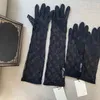 2022 Gebreide handschoenen klassieke ontwerper herfst effen kleur Europese en Amerikaanse brief paar wanten winter mode vijf vinger handschoen 2 maat 30 cm 45cm