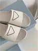 2021 Trójkątne logo Sandały Kapcie Luksusowe Jakości Kapcie Kapcie Gumowa podeszwa z Wiernikiem w kształcie paznokci Silna Classic Fashion All-Mecz