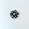 Épingles Brooches Design Black Blanc Camellia pour les femmes Perle Flower Pin Broch Broch Broch Jewelry 2752945