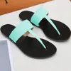 2023 Ny toffeldesigner Slide Summer Sandals Fashion Men Beach Inomhus Flat Flip Flops Leather Lady Women Skor Dam Slippers Storlek 35-45 med låda