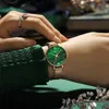 Piccolo orologio verde alla moda con disco retrò. Versione coreana dell'orologio da studentessa alla moda, luminoso e impermeabile