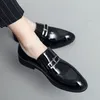 Top Designer Leather Stitching Mäns Business Promskor Metallknapp Lyx Mjukt Bottom Bröllop Pekade Toe Men Flats Loafers Skodon