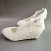 Tacco 5CM Scarpe da sposa in pizzo bianco con perle sposa scarpe da sposa fatte a mano di design di lusso in nastro di raso con zeppe da sposa