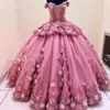 Rosa quinceanera klänningar från axelblomma söt 16 födelsedagsfest klänning pärlor puffy kjol sveptåg