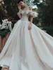 Prinsessan satin En linje bröllopsklänningar Lång brudklänningar av axel Ruffles Sleeve Mörk Ivory Vestidos de Novia Bride Formellt slitage