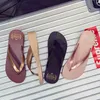 Zomer dames dikke bodem helling en visgraat flip flop slijtage teen clip antislip toevallige strand platte bodem sandalen sneldrogen Y220221