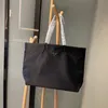 여성 어깨 가방 2021 가을 새로운 패션 토트 백 고품질 Soild 나일론 쇼핑백 유명한 럭셔리 디자이너 대용량 크기 : 38 * 16 * 32 cm