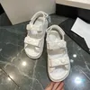 2021 verão moda luxo sandálias planas femininas cristal pele de bezerro dedo do pé aberto fivela de pérola casual sapatos de sola grossa tamanho 35-41 2021