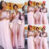 2021 Billiga Sexiga Country Blush Pink Bridesmaid Dresses Sheer Jewel Neck Lace Appliques Maid of Honor Dresses Split Formal Evening Gowns Wear