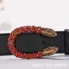 Colore Testa di leone Donna039s Ampia pelle di mucca Ushape Tipo di serpente Cintura versatile in rete rossa intarsiata con diamanti a vento1645007