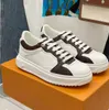 2021 Designer luxe vrouwen casual schoenen zachte reliëf lamsvacht met kalfskin trim dame wit gevoerde patroon buitenzool sneakers retro stijl A1 topkwaliteit maat 35-40