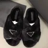 2022 kvinnor lyxiga tofflor emaljerade trianglar designer skor ull glidbanor crossover furry glid svart vita mode kvinna sandaler