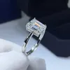 inbeaut ankomst 925 Silver 2 CT Emerald Cut D Color Pass Diamond Test Big Rectangle Moissanite Ring Teen Girl Party Jewelry236y