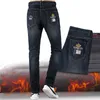 Winter Fleece Jeans Fashion Casual Toppkvalitet Broderi Straight Stretch Heavyweight Stor Storlek 42 Män Byxor