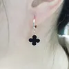 Boucles d'oreilles de trèfle Tempérament des boucles d'oreilles classiques nettes boucles d'oreilles en diamant en direct rouge 6998207